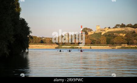 Belgrade, Serbie, 6 septembre 2023 : kayakistes sur le Danube en passant par le parc Kalemegdan et la citadelle Banque D'Images