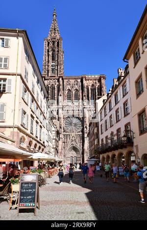 Strasbourg, France - septembre 2023 : rue avec des touristes en face de la célèbre cathédrale de Strasbourg en France dans l'architecture romane et gothique styl Banque D'Images