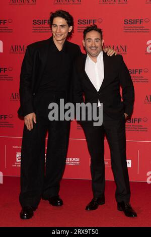 Donostia, Espagne. 22 septembre 2023. Enzo Vogrincic et le réalisateur Juan Antonio Bayona ont assisté à la Society of the Snow la sociedad de la nieve Red Carpet lors du 71e Festival International du film de San Sebastian au Victoria Eugenia Theatre. Crédit : SOPA Images Limited/Alamy Live News Banque D'Images