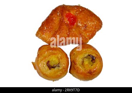 Fond de mini pâtisserie danoise farcie et garnie de sirop sucré au miel et de cerise et mini rouleau de bouffée tourbillon à la cannelle sucré avec ho Banque D'Images