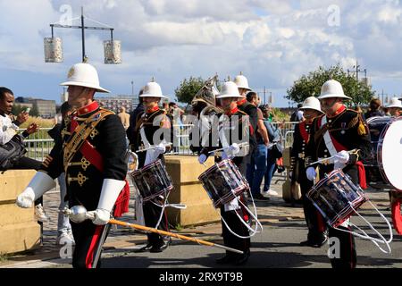 Bordeaux, France. 22 septembre 2023. Visite du roi Charles III et de la reine Camilla à Bordeaux le 22 septembre 2023. Le groupe de la Royal Navy retourne sur le navire de guerre HMS Iron Duke après avoir accompagné le roi Charles III et la reine Camilla place de la Bourse à Bordeaux. Bordeaux, Gironde, France, Europe. Photo Hugo Martin / Alamy Live News. Banque D'Images