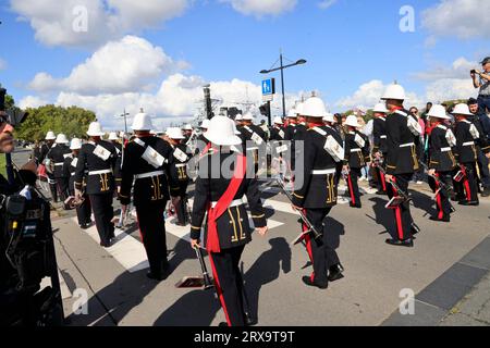 Bordeaux, France. 22 septembre 2023. Visite du roi Charles III et de la reine Camilla à Bordeaux le 22 septembre 2023. Le groupe de la Royal Navy retourne sur le navire de guerre HMS Iron Duke après avoir accompagné le roi Charles III et la reine Camilla place de la Bourse à Bordeaux. Bordeaux, Gironde, France, Europe. Photo Hugo Martin / Alamy Live News. Banque D'Images