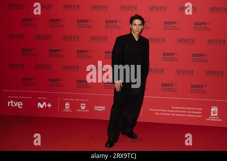 Donostia, Espagne. 22 septembre 2023. Enzo Vogrincic a assisté à la Society of the Snow la sociedad de la nieve Red Carpet lors du 71e Festival International du film de San Sebastian au Victoria Eugenia Theatre. (Photo de Nacho Lopez/SOPA Images/Sipa USA) crédit : SIPA USA/Alamy Live News Banque D'Images