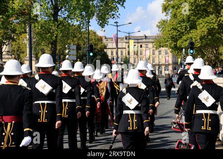 Bordeaux, France. 22 septembre 2023. Visite du roi Charles III et de la reine Camilla à Bordeaux le 22 septembre 2023. Le groupe de la Royal Navy retourne sur le navire de guerre HMS Iron Duke après avoir accompagné le roi Charles III et la reine Camilla place de la Bourse à Bordeaux. Bordeaux, Gironde, France, Europe. Photo Hugo Martin / Alamy Live News. Banque D'Images