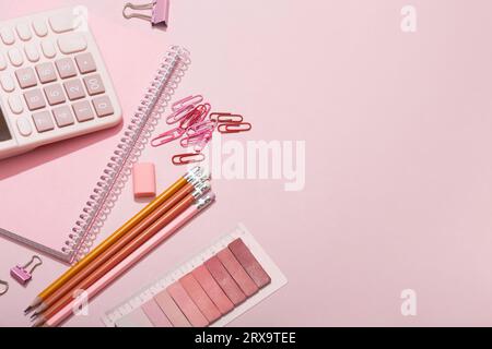 sur un fond rose avec des fournitures scolaires avec une place pour une inscription. Photo de haute qualité Banque D'Images