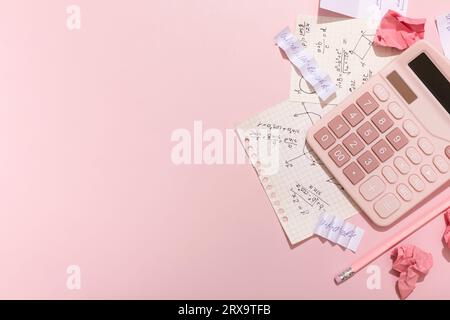 Sur fond rose, un griffon, une calculatrice, un crayon, des fournitures scolaires avec un emplacement pour une inscription. Photo de haute qualité Banque D'Images