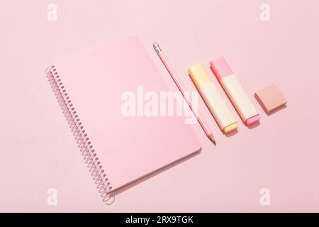 Sur fond rose, fournitures scolaires roses, calculatrice, cheat sheets. Photo de haute qualité Banque D'Images