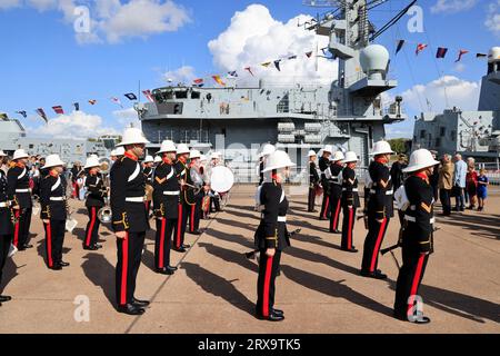 Bordeaux, France. 22 septembre 2023. Visite du roi Charles III et de la reine Camilla à Bordeaux le 22 septembre 2023. Le groupe de la Royal Navy retourne sur le navire de guerre HMS Iron Duke après avoir accompagné le roi Charles III et la reine Camilla place de la Bourse à Bordeaux. Bordeaux, Gironde, France, Europe. Photo Hugo Martin / Alamy Live News. Banque D'Images