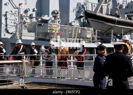 Bordeaux, France. 22 septembre 2023. Visite du roi Charles III et de la reine Camilla à Bordeaux le 22 septembre 2023. Le groupe de la Royal Navy retourne sur le navire de guerre HMS Iron Duke après avoir accompagné le roi Charles III et la reine Camilla place de la Bourse à Bordeaux. Bordeaux, Gironde, France, Europe. Photo Hugo Martin / Alamy Live News. Banque D'Images