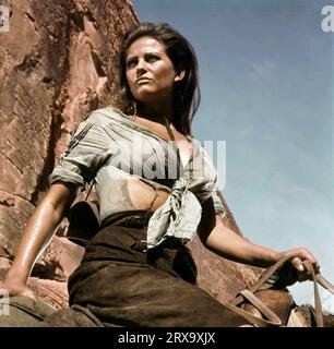 CLAUDIA CARDINALE dans THE PROFESSIONALS (1966), réalisé par RICHARD BROOKS. Crédit : COLUMBIA PHOTOS / Album Banque D'Images