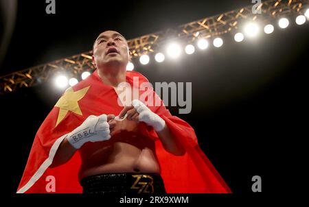 Londres, Grande-Bretagne. 23 septembre 2023. Zhang Zhilei, de Chine, célèbre après avoir vaincu Joe Joyce, de Grande-Bretagne, lors de leur match de revanche de boxe pour le titre par intérim des poids lourds de la WBO à Londres, en Grande-Bretagne, le 23 septembre 2023. Zhang Zhilei, de Chine, n’avait besoin que de trois rounds pour assommer le boxeur britannique Joe Joyce ici samedi pour conserver son titre de champion poids lourds par intérim de la WBO. Crédit : Li Ying/Xinhua/Alamy Live News Banque D'Images