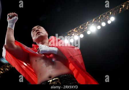 Londres, Grande-Bretagne. 23 septembre 2023. Zhang Zhilei, de Chine, célèbre après avoir vaincu Joe Joyce, de Grande-Bretagne, lors de leur match de revanche de boxe pour le titre par intérim des poids lourds de la WBO à Londres, en Grande-Bretagne, le 23 septembre 2023. Zhang Zhilei, de Chine, n’avait besoin que de trois rounds pour assommer le boxeur britannique Joe Joyce ici samedi pour conserver son titre de champion poids lourds par intérim de la WBO. Crédit : Li Ying/Xinhua/Alamy Live News Banque D'Images