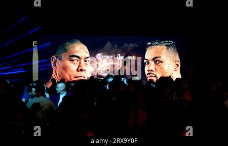 Londres, Grande-Bretagne. 23 septembre 2023. Le panneau d'affichage de Zhang Zhilei et Joe Joyce est vu avant leur match de boxe du titre par intérim des poids lourds WBO à Londres, en Grande-Bretagne, le 23 septembre 2023. Zhang Zhilei, de Chine, n’avait besoin que de trois rounds pour assommer le boxeur britannique Joe Joyce ici samedi pour conserver son titre de champion poids lourds par intérim de la WBO. Crédit : Li Ying/Xinhua/Alamy Live News Banque D'Images