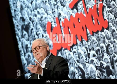 Berlin, Allemagne. 26 septembre 2022. Lech Walesa, prix Nobel de la paix, ancien président du syndicat Solidarnosc et ancien président polonais, prononce un discours avant de recevoir la "Médaille d'or pour les services rendus à la réconciliation et à la compréhension entre les peuples". Combattant de la liberté, lauréat du prix Nobel, président - rarement un électricien et un ouvrier de chantier naval peuvent regarder en arrière sur une vie aussi mouvementée que Lech Walesa. Ce vendredi (29 septembre), l’ancien dirigeant syndical a 80 ans. Inconfortable et belliqueux, il l'est resté jusqu'à ce jour. Crédit : Britta Pedersen/dpa/Alamy Live News Banque D'Images