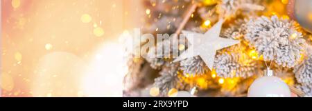 Sapin de Noël scintillant avec de délicates décorations roses et bleues, dans un décor chatoyant Banque D'Images