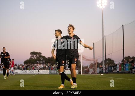 Sunshine North, Australie. 24 septembre 2023. Thomas Waddingham marque le but d'ouverture pour le Brisbane Roar. Crédit : James Forrester/Alamy Live News Banque D'Images