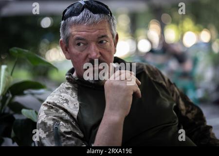 Kramatorsk, Ukraine. 19 septembre 2023. Yevhen (55 ans), capitaine d'une escouade d'éclaireurs d'artillerie, fume une cigarette à Kramatorsk. Son unité identifie les canons russes dans la zone au sud de Bachmut, les chars cachés ou les soldats dans leurs positions et donne leurs positions pour les tirs d'artillerie amicaux. Crédit : Oliver Weiken/dpa/Alamy Live News Banque D'Images