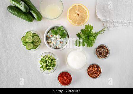 préparation de salade de concombre avec fromage blanc et épices Banque D'Images