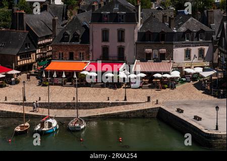 Auvents rouges et oranges, tables et parasols pour manger à l'extérieur sur le quai de la place Saint-Sauveur dans le quartier Saint-Goustan d'Auray, une ville sur le Loch en Bretagne Sud, France. Banque D'Images