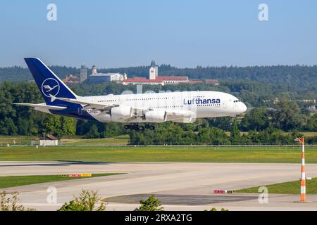 Munich, Allemagne - août 11. 2023 : Lufthansa Airbus A380-841 immatriculé D-AIMK en approche de la piste nord 08L du muni Banque D'Images