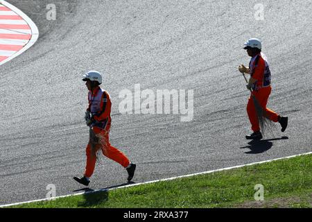 Suzuka, Japon. 24 septembre 2023. Les marshals balayent le circuit. Championnat du monde de Formule 1, Rd 17, Grand Prix du Japon, dimanche 24 septembre 2023. Suzuka, Japon. Crédit : James Moy/Alamy Live News Banque D'Images