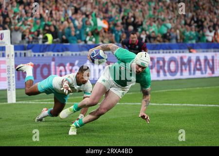 L'Irlandais Mack Hansen lors du match de la coupe du monde de rugby 2023 dans la poule B entre l'Afrique du Sud et l'Irlande au Stade de France à Saint-Denis, en dehors de Paris, samedi 23 septembre 2023. Crédit : Aki Nagao/AFLO/Alamy Live News Banque D'Images