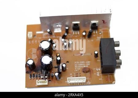 Le Caire, Egypte, septembre 19 2023 : carte électronique d'une unité de panneau de contrôle sonore d'amplificateur de caisson de basses de voiture, Un caisson de basses (ou sub) est un design de haut-parleur Banque D'Images