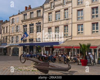 Ancre des navires rouillés, exposée à la place de la chaîne la Rochelle, Novelle - région Aquitaine de l'ouest de la France Banque D'Images