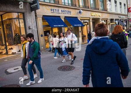 Munich, Allemagne-Spetember 23, 2023 : un couple en costumes typiquement bavarois, marche dans une rue sur leur chemin vers l'Oktoberfest. Banque D'Images