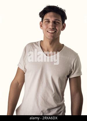 Un homme en chemise blanche sourit. Photo d'un jeune et bel homme avec un sourire charmant portant une chemise blanche isolée sur fond blanc en studio Banque D'Images