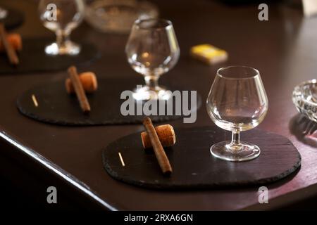 Cigares prêts pour une dégustation de whisky et de cigares dans le Kent, Royaume-Uni. Banque D'Images