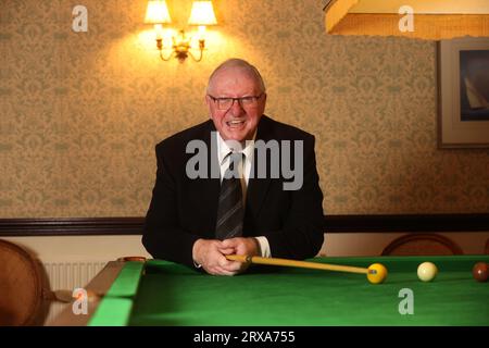 L'ancien champion du monde de snooker, légende et commentateur Dennis Taylor photographié dans la salle de snooker du Grand Hotel à Eastbourne, East Sussex, Royaume-Uni. Banque D'Images