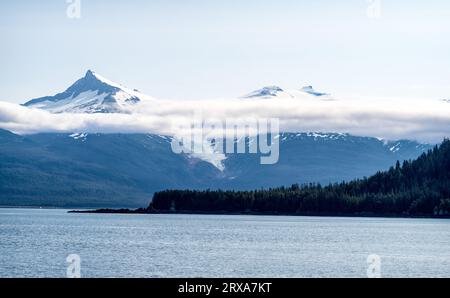 Vue de la montagne Sumdum et du glacier suspendu, Sumdum Glacier, vu d'un bateau de croisière dans Stephens passage, au sud de Juneau, Alaska, États-Unis. Banque D'Images