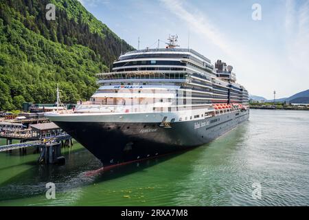 Le navire de croisière de classe Signature de Holland America Line, MS Eurodam, est amarré à Juneau, Alaska, États-Unis. Banque D'Images