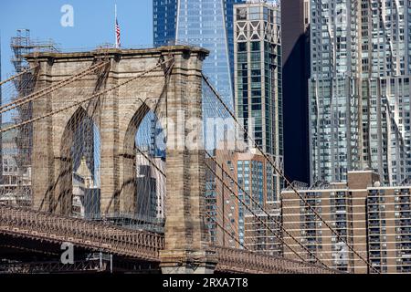 États-Unis, New York, New York City, Brooklyn, DUMBO, vue de l'une des tours en pierre du pont de Brooklyn Banque D'Images