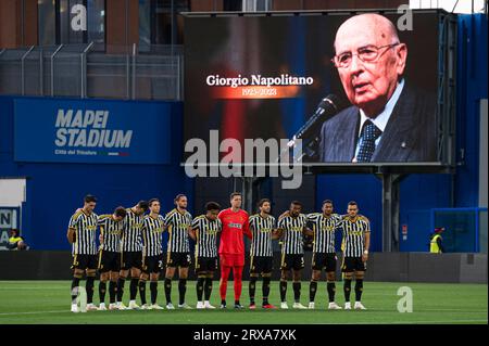 Les joueurs de la Juventus FC observent une minute de silence pour la mort de Giorgio Napoliano avant le match de football de Serie A entre l’US Sassuolo et la Juventus FC. Banque D'Images