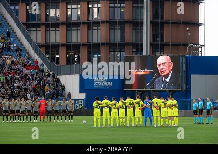 Les joueurs et les officiels observent une minute de silence pour la mort de Giorgio Napoliano avant le match de football de Serie A entre l'US Sassuolo et la Juventus FC. Banque D'Images