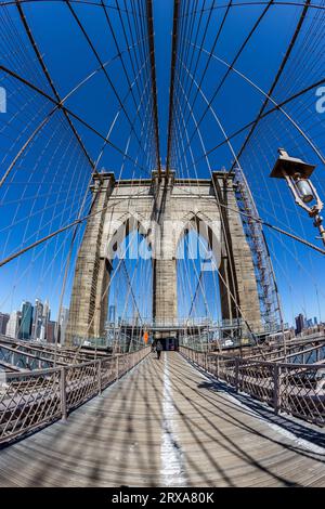 États-Unis, New York, New York City, Brooklyn, DUMBO, vue de l'une des tours en pierre du pont de Brooklyn Banque D'Images