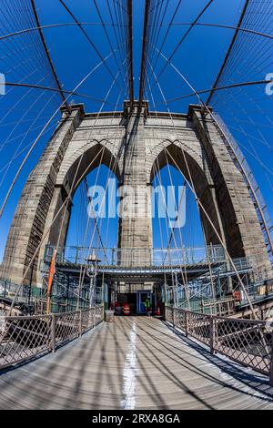 États-Unis, New York, New York City, Brooklyn, DUMBO, vue de l'une des tours en pierre du pont de Brooklyn Banque D'Images