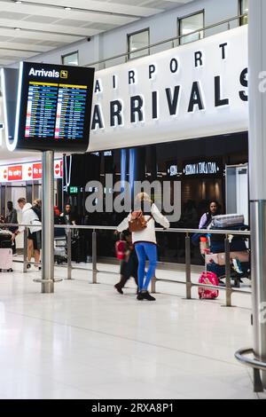 TERMINAL 2, AÉROPORT DE MANCHESTER, ROYAUME-UNI - 14 SEPTEMBRE 2023. Les familles et les personnes qui attendent leurs proches voyageant de l'étranger aux arrivées d'un aéroport Banque D'Images