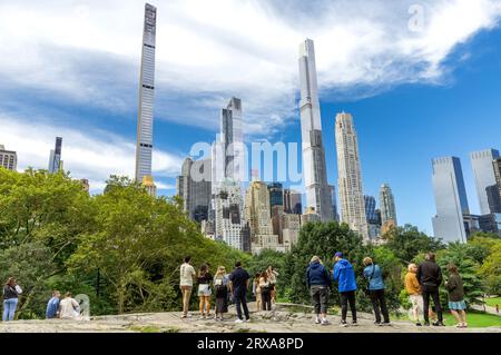 CENTRAL PARK, NEW YORK, ÉTATS-UNIS - 15 SEPTEMBRE 2023. Touristes en attente de prendre des photos pour les médias sociaux dans un point de vue populaire à Central Park Banque D'Images