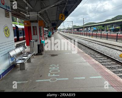 Scènes de trains arrivant et extérieurs de la gare du cantonnement de bangalore Banque D'Images