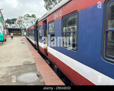 Scènes de trains arrivant et extérieurs de la gare du cantonnement de bangalore Banque D'Images