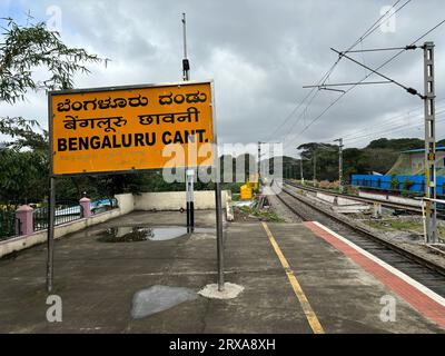 Scènes de trains arrivant et extérieurs de la gare du cantonnement de bangalore Banque D'Images