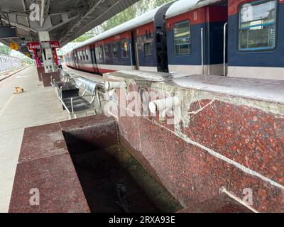 Scènes de trains arrivant et extérieurs de la gare du cantonnement de bangalore Banque D'Images