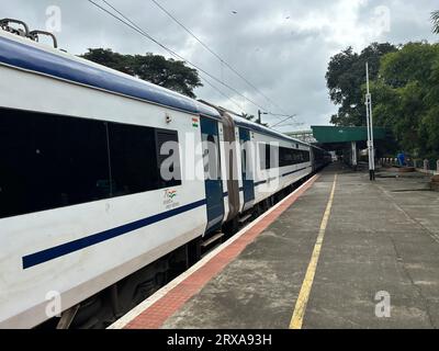 Scènes de trains arrivant et extérieurs de la gare du cantonnement de bangalore Banque D'Images