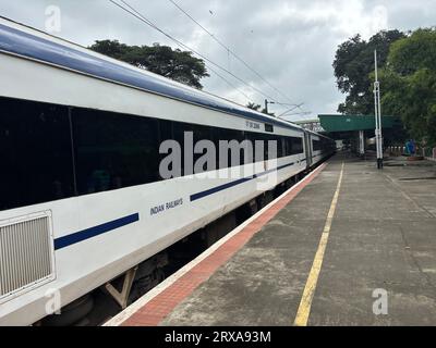 Scènes de trains arrivant et extérieurs de la gare du cantonnement de bangalore Banque D'Images