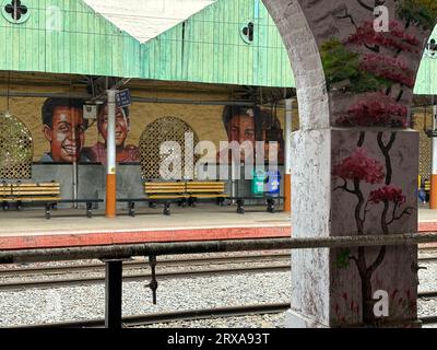 Scènes de trains arrivant et extérieurs de la gare du cantonnement de bangalore Banque D'Images