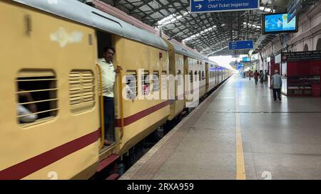 Scènes de trains arrivant et extérieurs de la gare du cantonnement de bangalore Banque D'Images