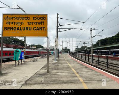 Scènes de trains arrivant et extérieurs de la gare du cantonnement de bangalore Banque D'Images